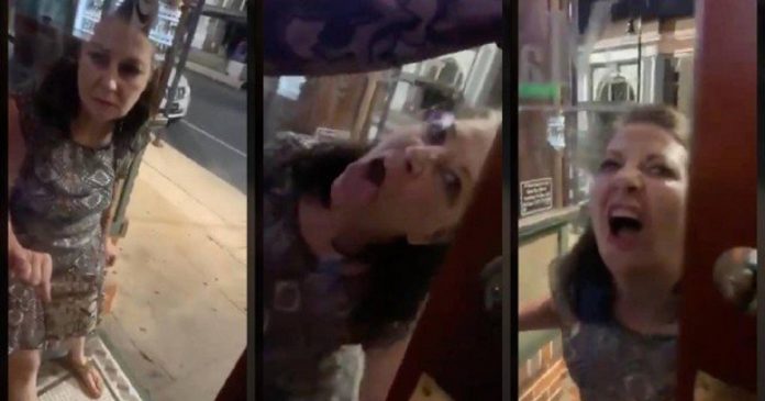 Impedida de entrar em bar sem máscara, mulher se revolta e lambe porta