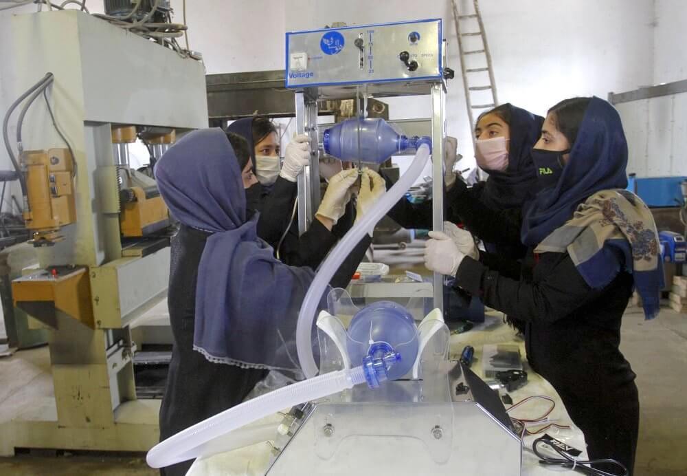 psicologiasdobrasil.com.br - Meninas afegãs criam ventilador móvel para ajudar pacientes com Covid-19