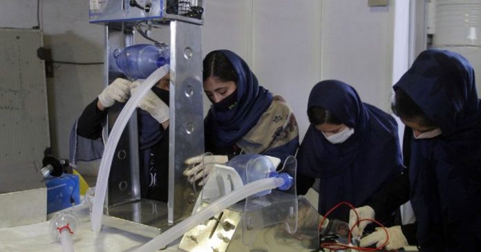 Meninas afegãs criam ventilador móvel para ajudar pacientes com Covid-19