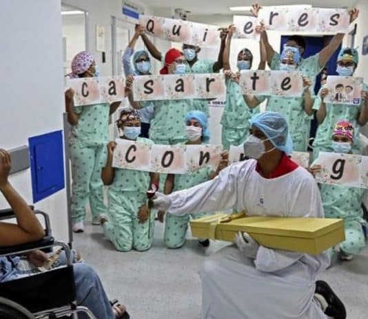 Mulher acorda do coma depois de ter dado à luz com Covid-19 e é pedida em casamento