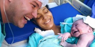 Bebê recém-nascida sorri para o pai ao reconhecer sua voz