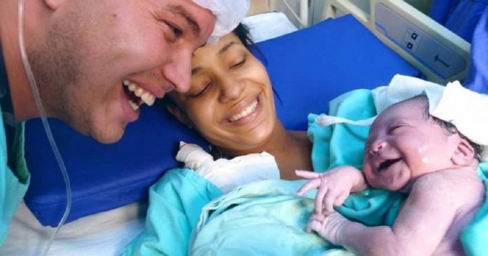 Bebê recém-nascida sorri para o pai ao reconhecer sua voz