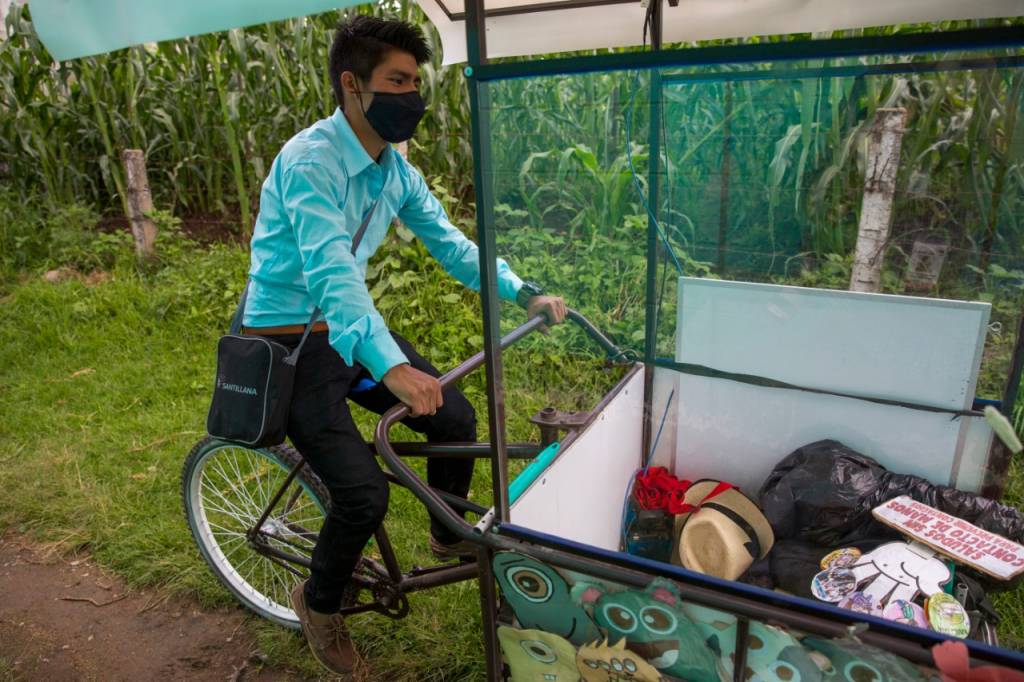 psicologiasdobrasil.com.br - Professor investe suas economias para transformar um triciclo em uma sala de aula móvel