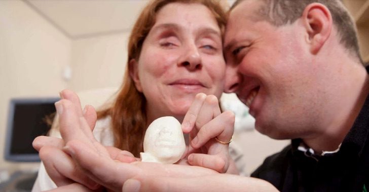 psicologiasdobrasil.com.br - Pais cegos se emocionam ao tocar pela primeira vez o rosto de seu bebê impresso em 3D