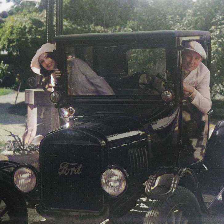 psicologiasdobrasil.com.br - A história do jovem casal que vive como se estivesse nos anos 1930