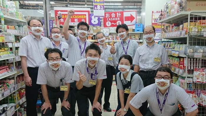 psicologiasdobrasil.com.br - Loja japonesa cria ''máscaras de rosto sorridente'' para fazer sua equipe parecer simpática