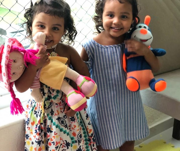 psicologiasdobrasil.com.br - Casal adota irmã gêmea da filha para unir as irmãs novamente depois de 2 anos seperadas