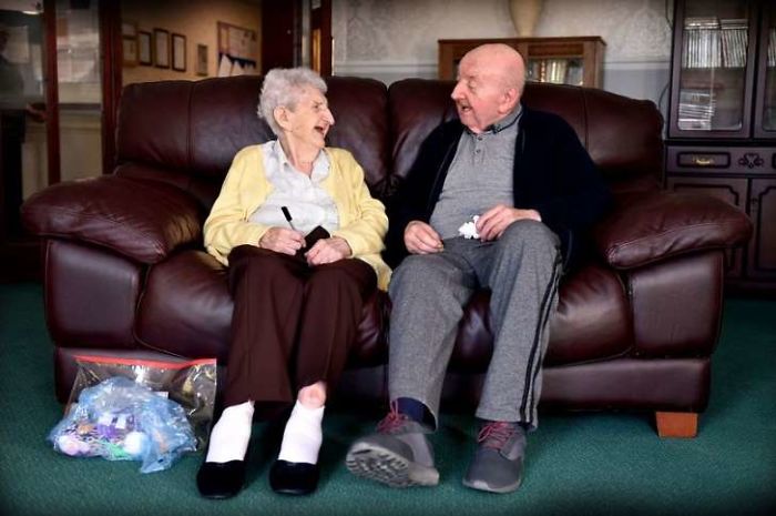 psicologiasdobrasil.com.br - Mãe de 98 anos muda-se para casa de repouso para cuidar de seu filho de 80 anos