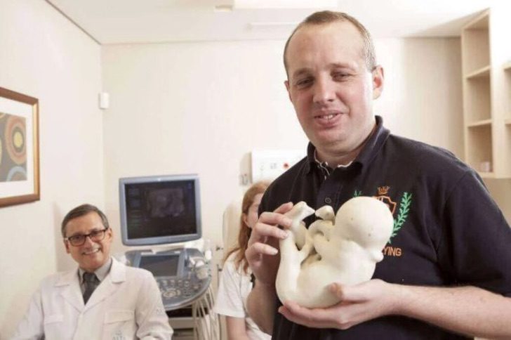 psicologiasdobrasil.com.br - Pais cegos se emocionam ao tocar pela primeira vez o rosto de seu bebê impresso em 3D