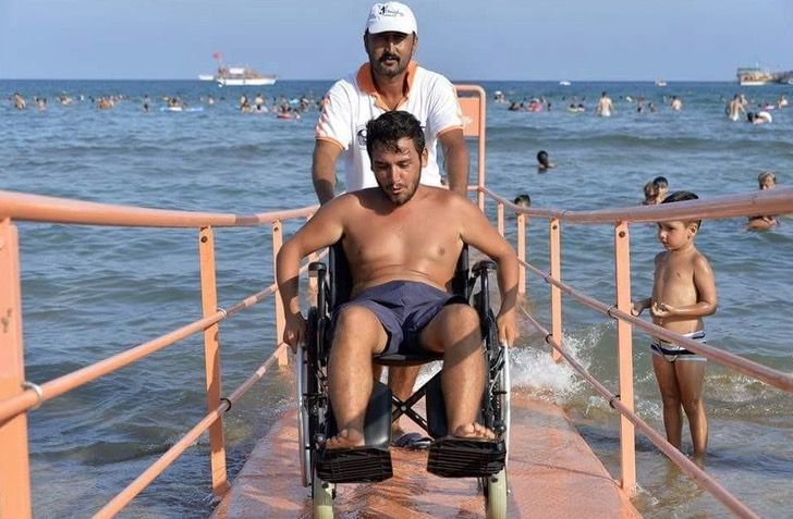 psicologiasdobrasil.com.br - Praia na Turquia cria rampa para pessoas com deficiência. Venceu a inclusão!