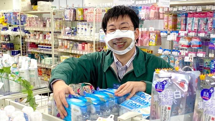 psicologiasdobrasil.com.br - Loja japonesa cria ''máscaras de rosto sorridente'' para fazer sua equipe parecer simpática