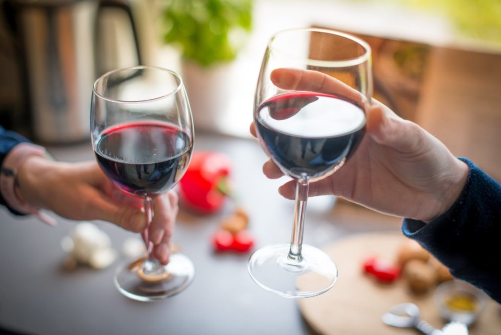psicologiasdobrasil.com.br - Composto encontrado no vinho tinto pode ser a chave para combater depressão e ansiedade, diz estudo