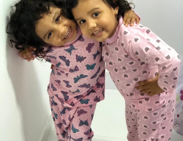 psicologiasdobrasil.com.br - Casal adota irmã gêmea da filha para unir as irmãs novamente depois de 2 anos seperadas