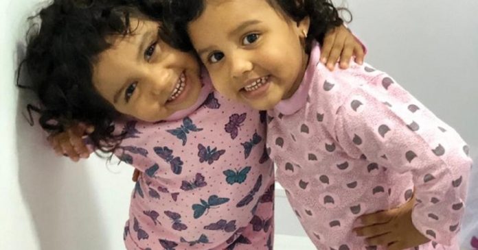 Casal adota irmã gêmea da filha para unir as irmãs novamente depois de 2 anos seperadas