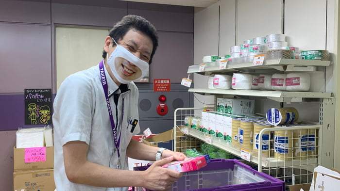 psicologiasdobrasil.com.br - Loja japonesa cria ''máscaras de rosto sorridente'' para fazer sua equipe parecer simpática