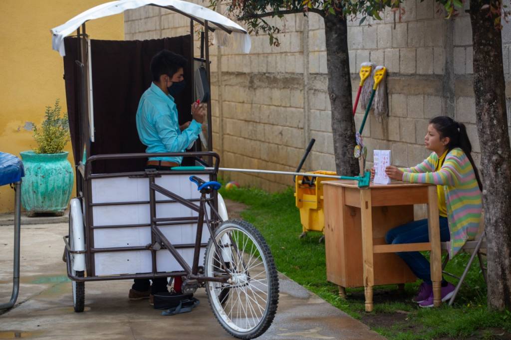 psicologiasdobrasil.com.br - Professor investe suas economias para transformar um triciclo em uma sala de aula móvel
