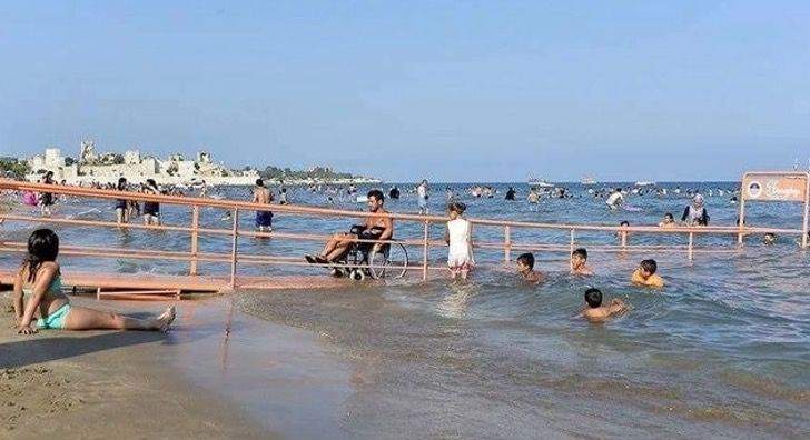 psicologiasdobrasil.com.br - Praia na Turquia cria rampa para pessoas com deficiência. Venceu a inclusão!