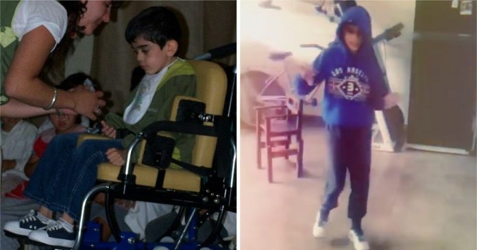 Adolescente com paralisia cerebral consegue andar pela primeira vez: “Esperamos 14 anos por isso”