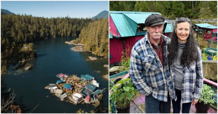 Casal vive no mar há 29 anos em uma ilha sustentável que construiu