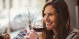 Composto encontrado no vinho tinto pode ser a chave para combater depressão e ansiedade, diz estudo