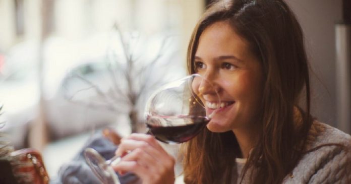 Composto encontrado no vinho tinto pode ser a chave para combater depressão e ansiedade, diz estudo