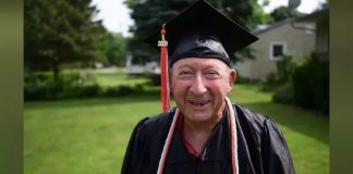 Idoso que deixou o Ensino Médio há quase 70 anos finalmente recebe seu diploma