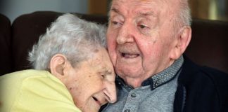 Mãe de 98 anos muda-se para casa de repouso para cuidar de seu filho de 80 anos