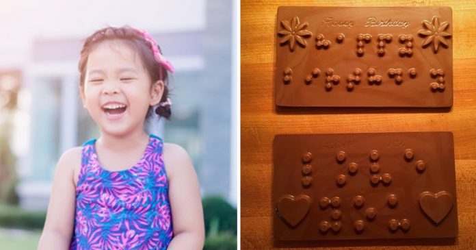 Mãe faz barras de chocolate com mensagens em braile para a filha com dificiência visual