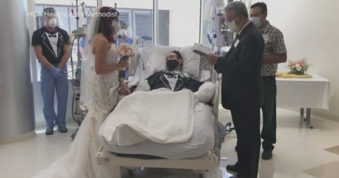 Paciente com Covid-19 se casa em cerimônia realizada em seu quarto no hospital