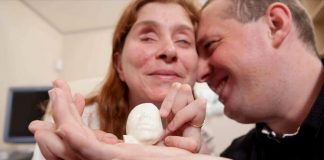 Pais cegos se emocionam ao tocar pela primeira vez o rosto de seu bebê impresso em 3D