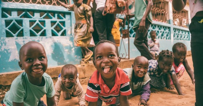 África finalmente está livre da pólio. As crianças, que poderão crescer saudáveis, agradecem!