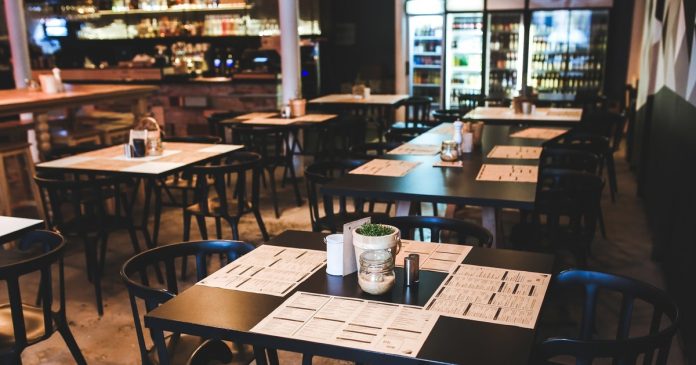 Garis são impedidos de almoçar em restaurante para “não constranger outros clientes”