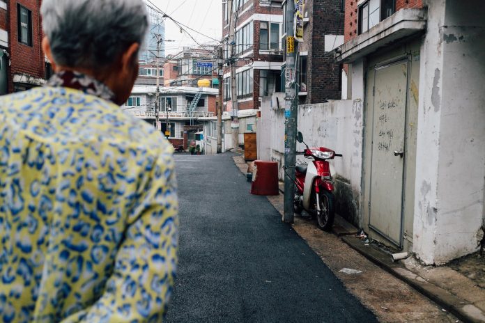 A miséria moral de uma sociedade que minimiza a morte de seus idosos