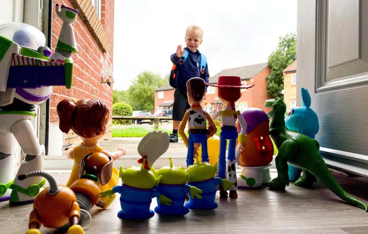 psicologiasdobrasil.com.br - Menino recria cena icônica de Toy Story para marcar seu primeiro dia de escola