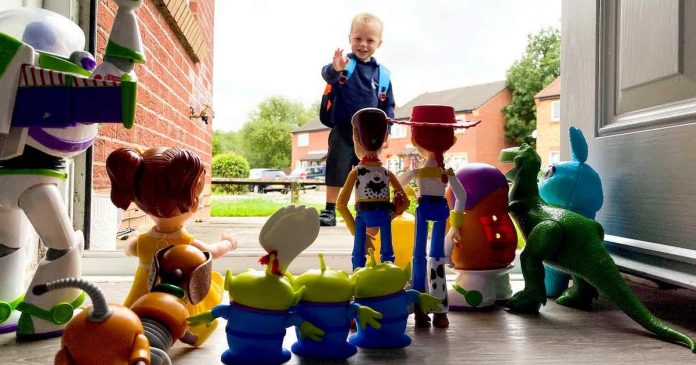 Menino recria cena icônica de Toy Story para marcar seu primeiro dia de escola