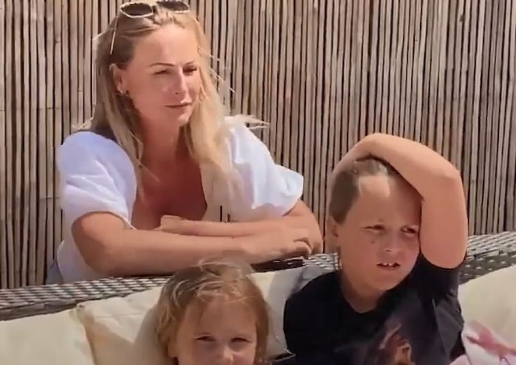 psicologiasdobrasil.com.br - Vídeo mostra reencontro emocionante de uma enfermeira com suas filhas após 8 semanas de luta