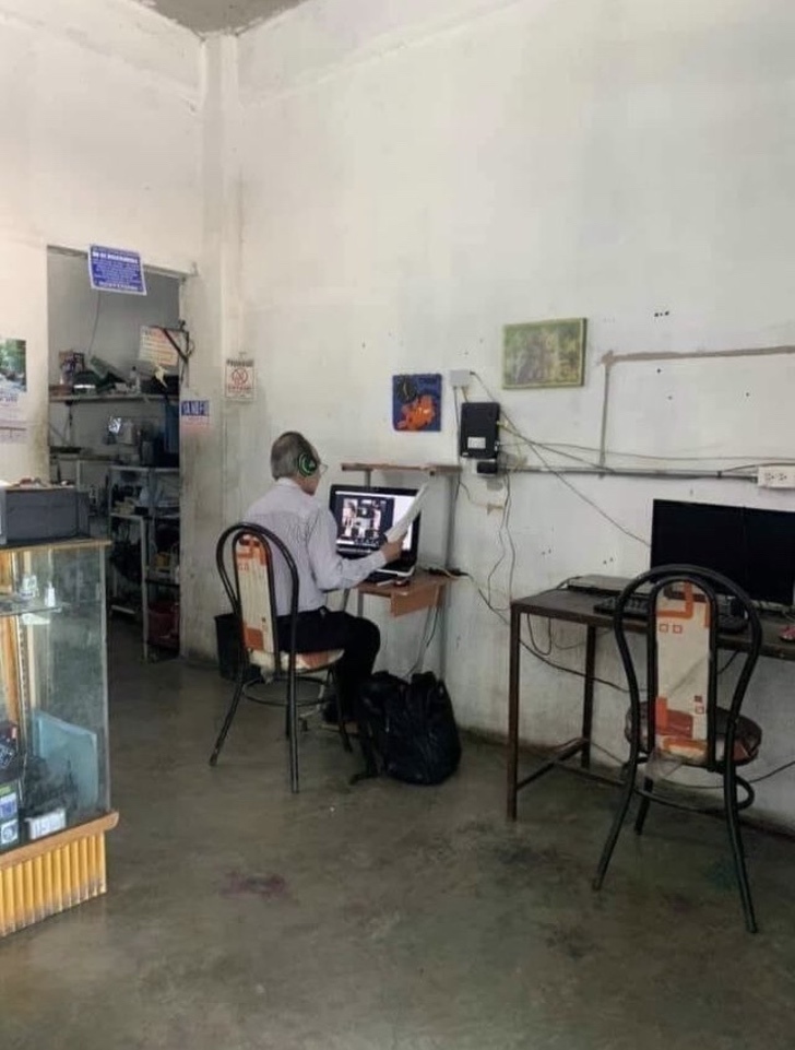 psicologiasdobrasil.com.br - Professor vai todos os dias à lan house para dar suas aulas online