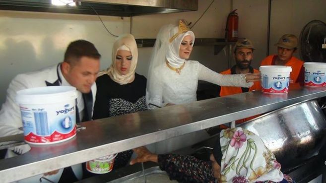 psicologiasdobrasil.com.br - Casal turco passa o dia do casamento alimentando 4.000 refugiados