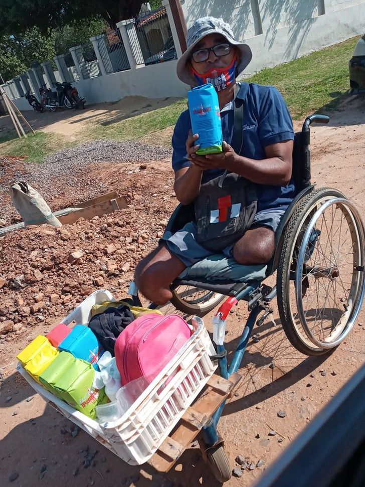 psicologiasdobrasil.com.br - Comerciante de rua com deficiência ganha cadeira de rodas motorizada que o protege do sol