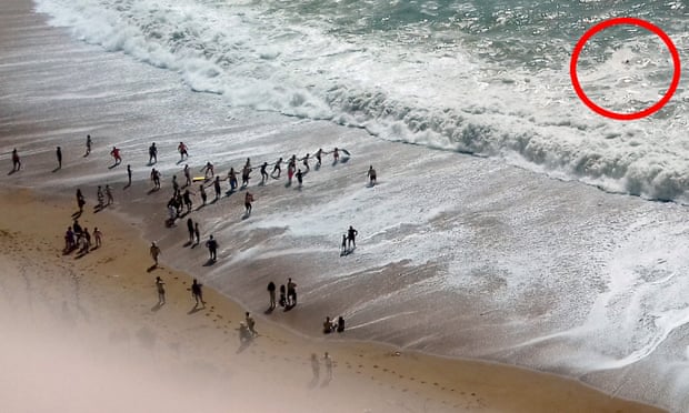 psicologiasdobrasil.com.br - Fazendo uma corrente humana, banhistas salvam a vida de homem que afogava no mar