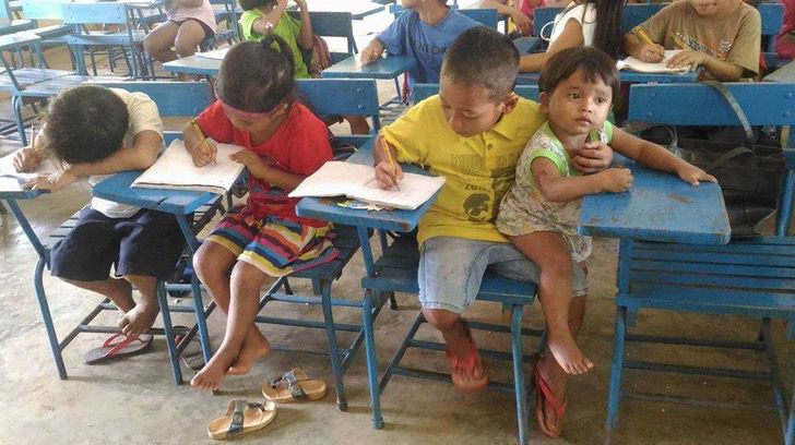 psicologiasdobrasil.com.br - Menino leva irmãzinha para a escola porque não tem ninguém para ficar com ela