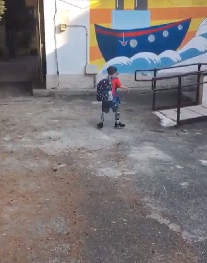 psicologiasdobrasil.com.br - Superação: Menino entra na escola sozinho depois de médicos terem dito que ele nunca andaria