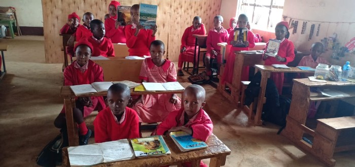 psicologiasdobrasil.com.br - Homem visita o Quênia para safari e acaba abrindo uma biblioteca para as crianças que conheceu lá