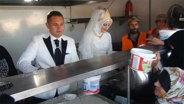 psicologiasdobrasil.com.br - Casal turco passa o dia do casamento alimentando 4.000 refugiados