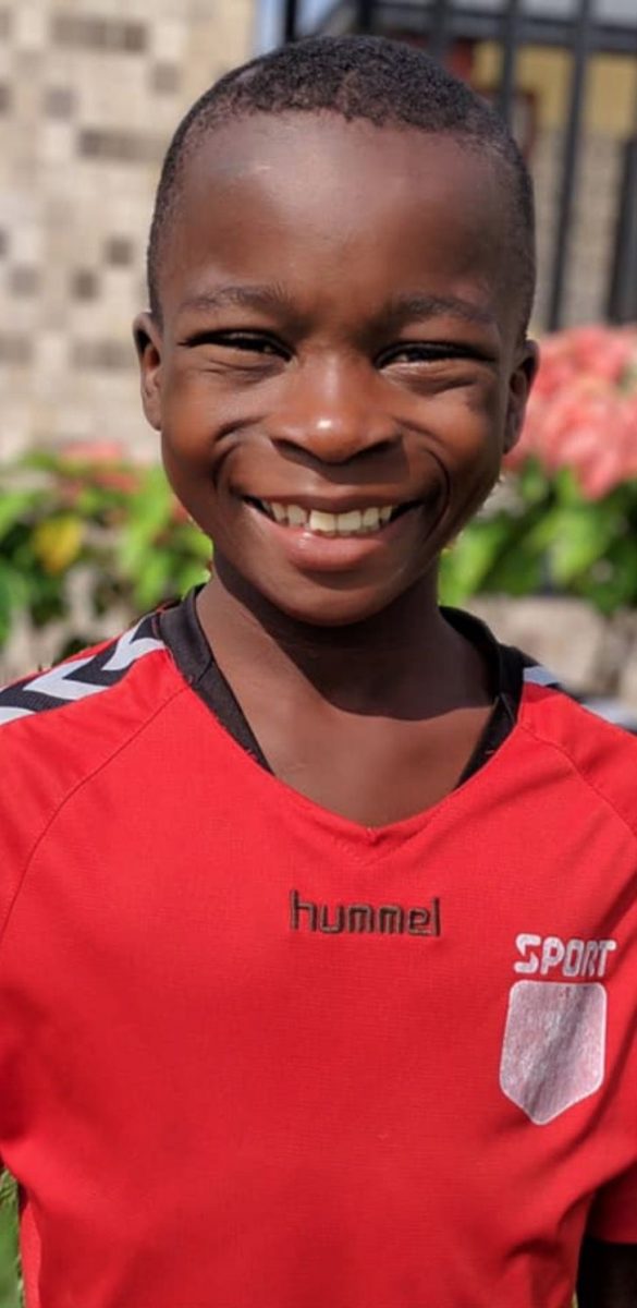 psicologiasdobrasil.com.br - Menino de 9 anos que vivia sozinho nas ruas da Nigéria é resgatado e seu sorriso mostra sua alegria