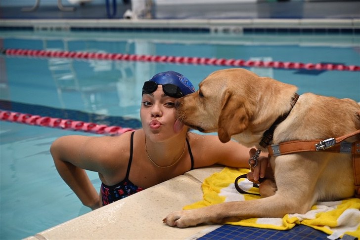 psicologiasdobrasil.com.br - Nadadora que ficou cega ganha a ajuda de um cão-guia. Hoje são um time perfeito!