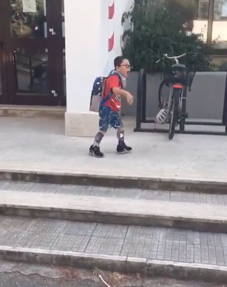 psicologiasdobrasil.com.br - Superação: Menino entra na escola sozinho depois de médicos terem dito que ele nunca andaria