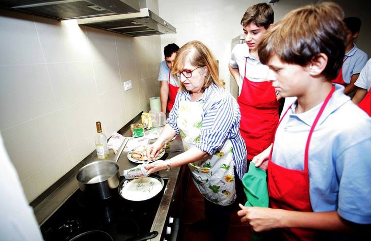 psicologiasdobrasil.com.br - Escola ensina meninos a lavar, passar e cozinhar para que aprendam sobre igualdade