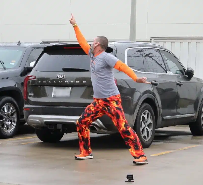 psicologiasdobrasil.com.br - Pai &eacute; impedido de ficar com filho durante quimioterapia, ent&atilde;o dan&ccedil;a do lado de fora para faz&ecirc;-lo sorrir