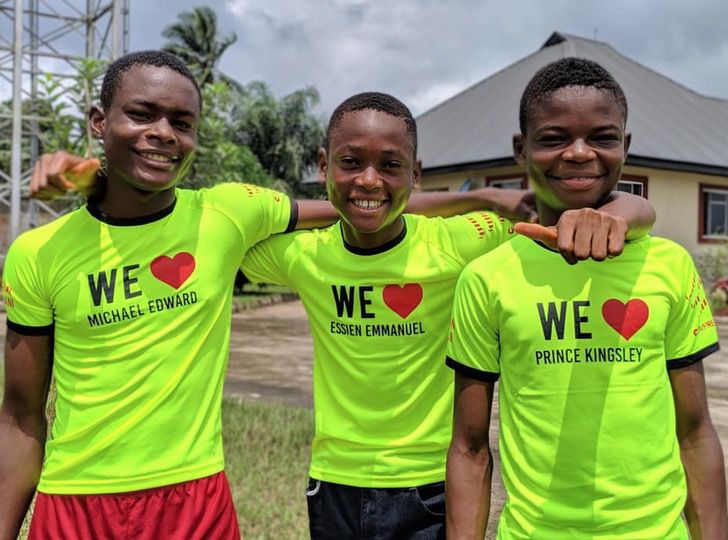 psicologiasdobrasil.com.br - Menino de 9 anos que vivia sozinho nas ruas da Nigéria é resgatado e seu sorriso mostra sua alegria